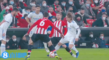 哈维-西蒙斯在切尔西官宣哈托评论区留言：我宝❤️