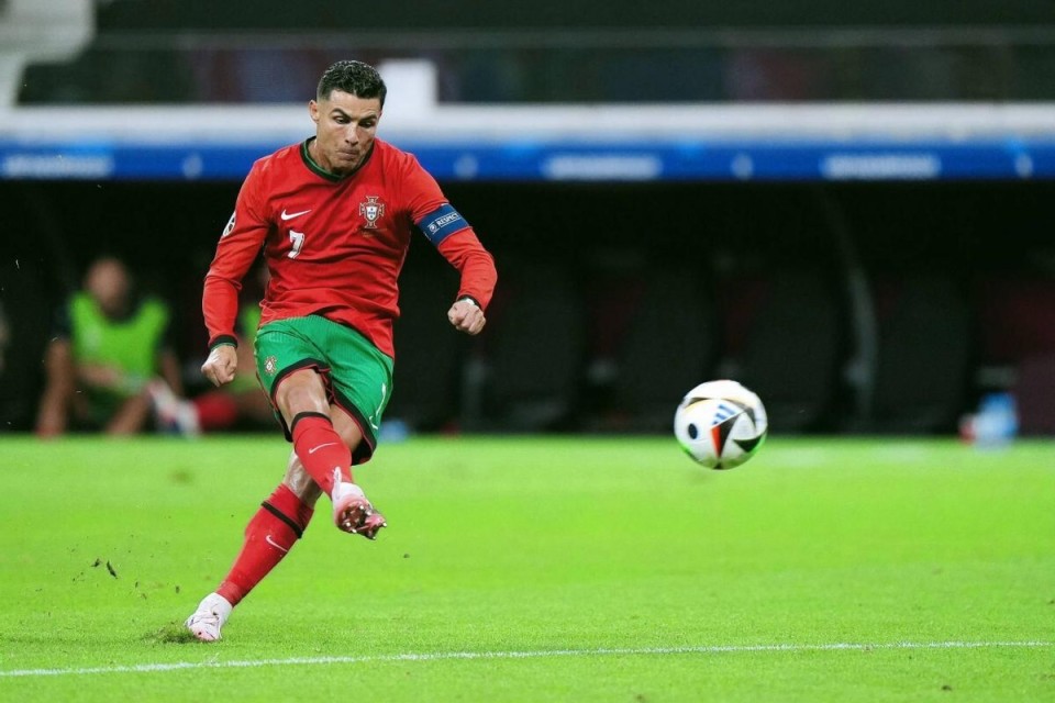 欧联对阵格拉茨风暴，卡拉布里亚打进挑球过人后精彩进球